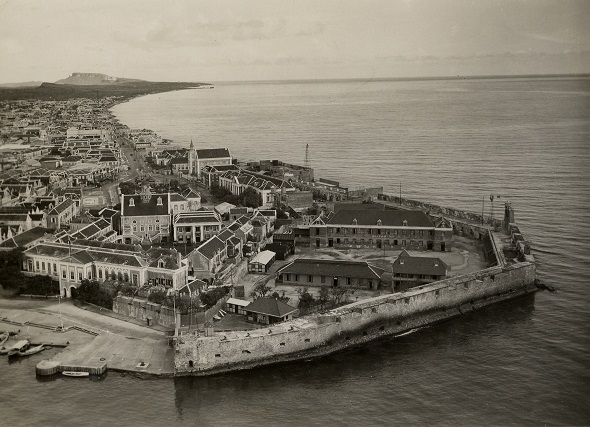 Punda-Willemstad-Curacao-Fort-Amsterdam-en-Waterfort-ca.-1930-collectie-Antheunissen-red.-size-kopie (114K)